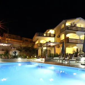 https://apartments-bago.hotels-in-trogir.com